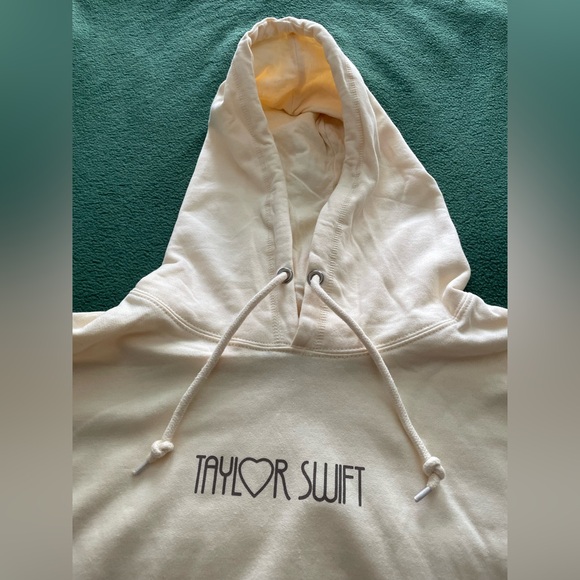 TAYLOR SWIFT | THE ERAS TOUR HEART
PHOTO HOODIE - Picture 6 of 13